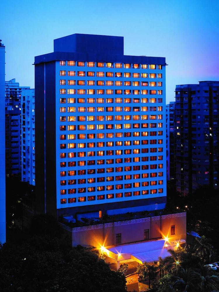 President - Ihcl Seleqtions Hotel Мумбай Екстериор снимка The hotel at night