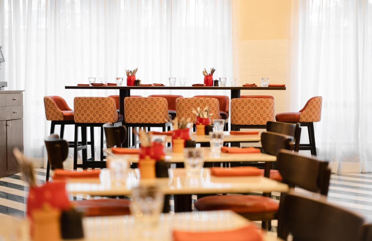 President - Ihcl Seleqtions Hotel Мумбай Екстериор снимка The restaurant