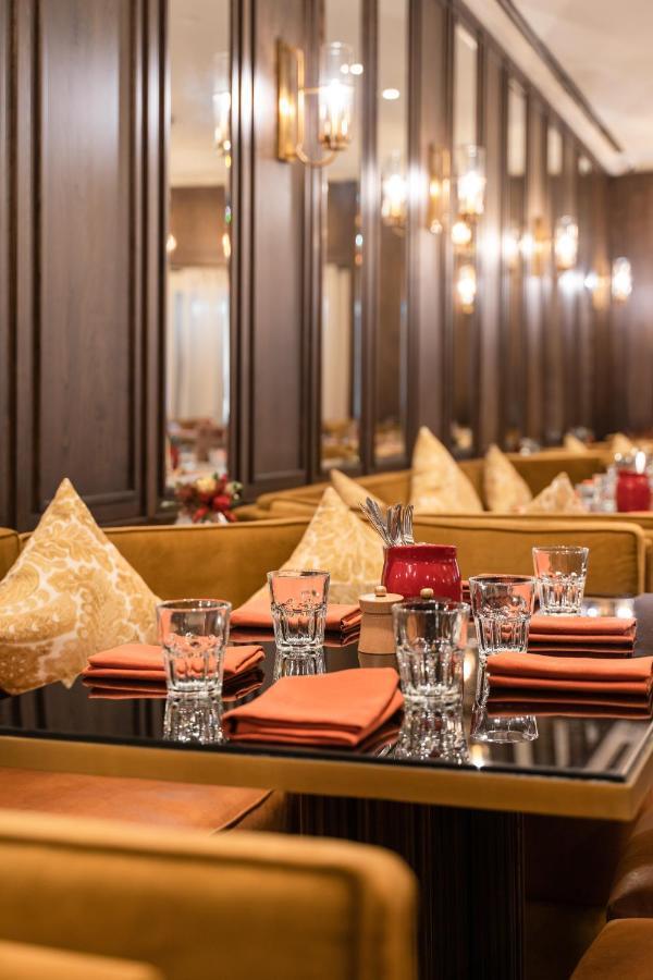 President - Ihcl Seleqtions Hotel Мумбай Екстериор снимка The interior of the restaurant