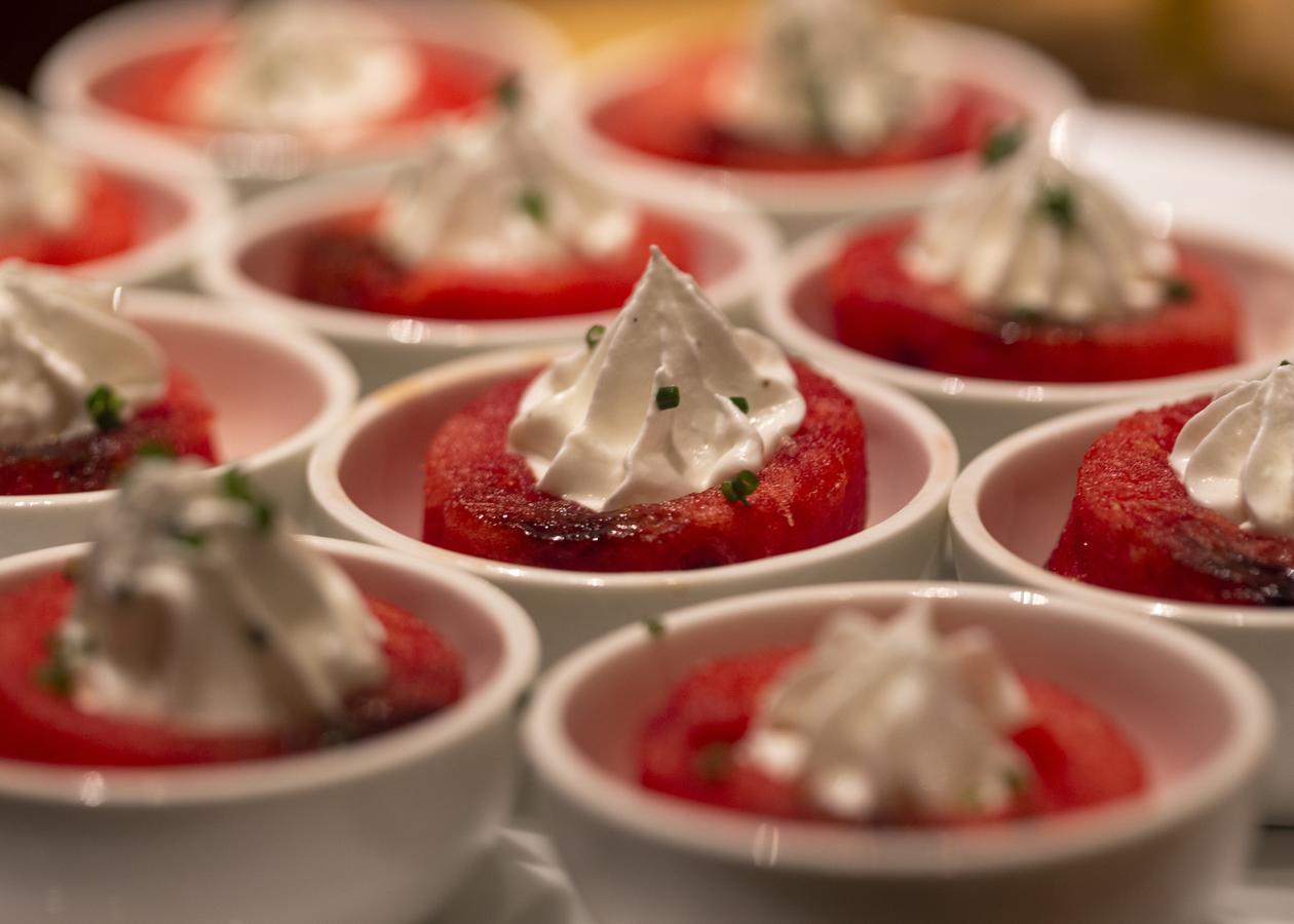 President - Ihcl Seleqtions Hotel Мумбай Екстериор снимка A strawberry dessert